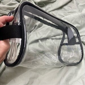 ☃️ Clear strong flexible make-up bag.  Like new!